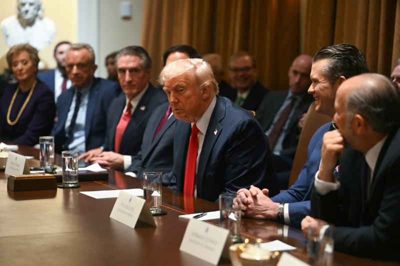 Trump en reunión vistiendo traje