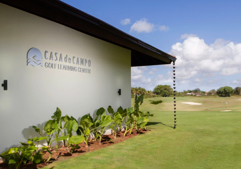 Campo de golf y edificación