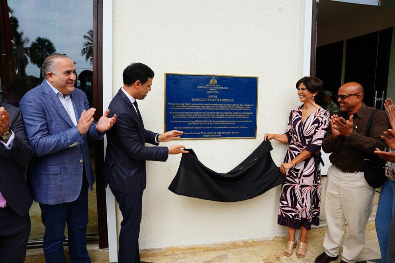 Hombre devela placa azul conmemorativa