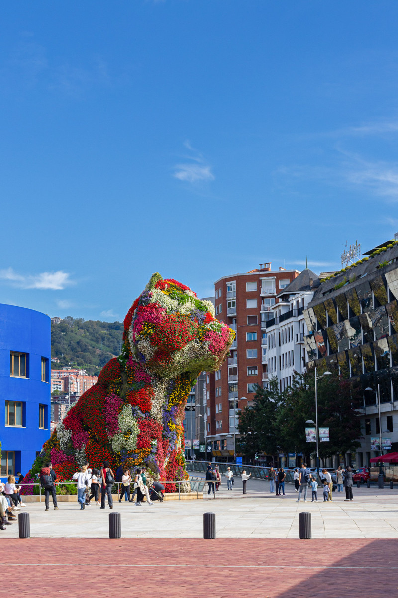 Perro gigante hecho de flores