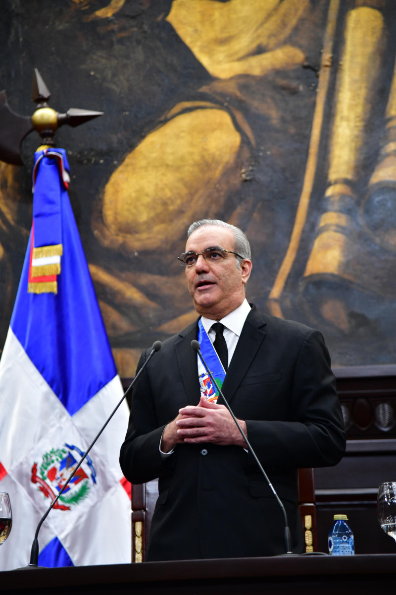 Hombre en traje hablando en podio