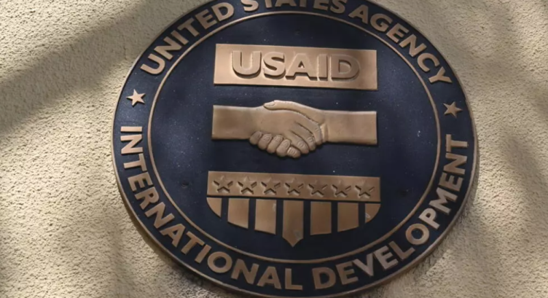 Logo de USAID en pared