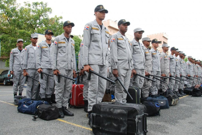 Militares dominicanos con equipaje