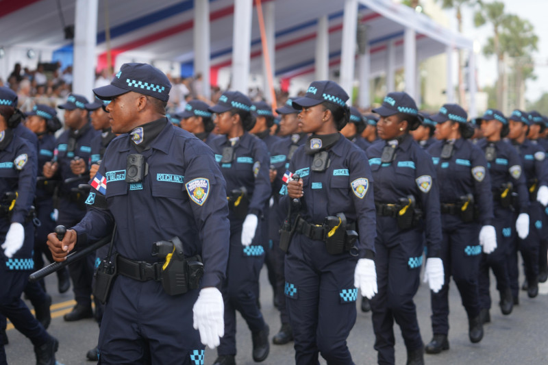 Policías marchando en formación