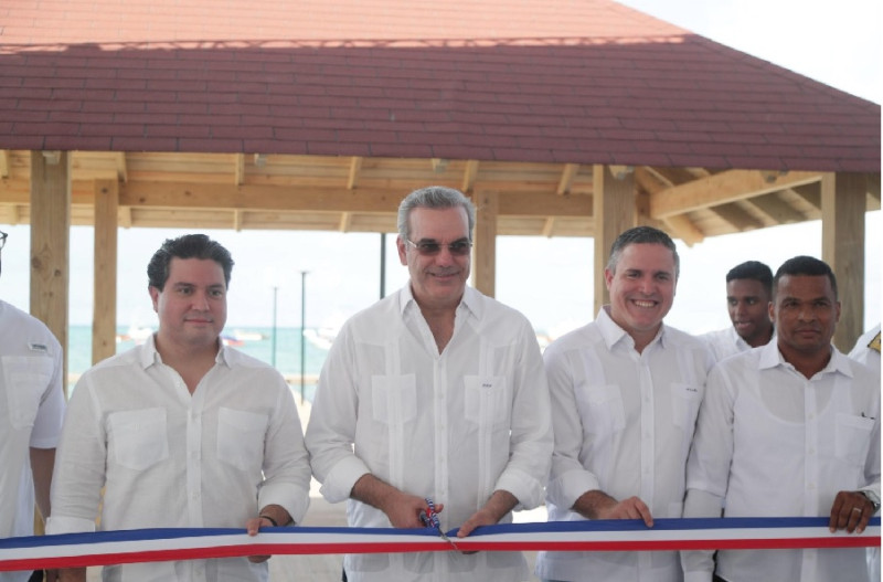 Hombres inauguran proyecto cortando cinta