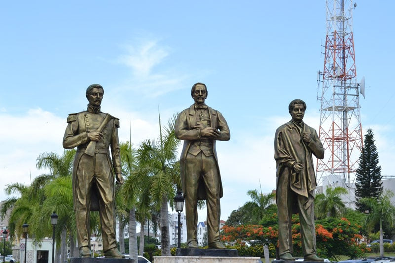 Estatuas de piedra en jardín tropical