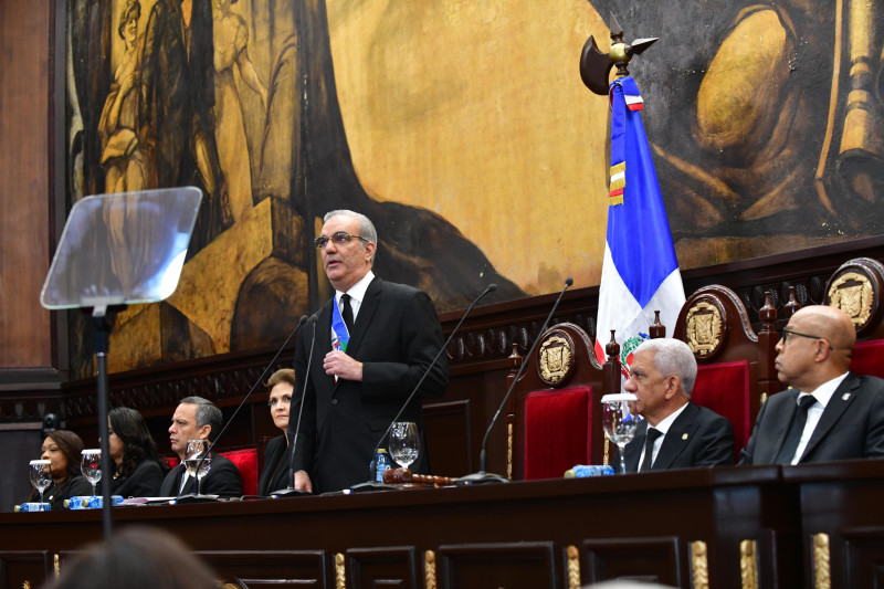 Hombre habla en podio