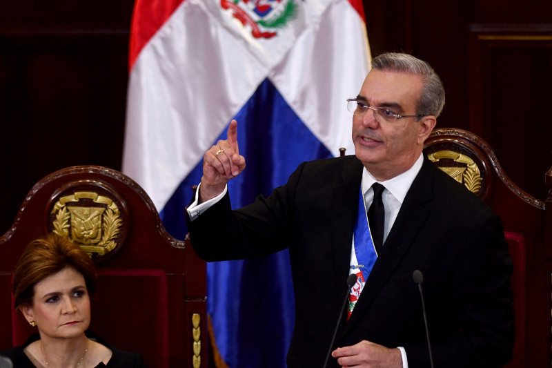 Hombre habla desde podio presidencial