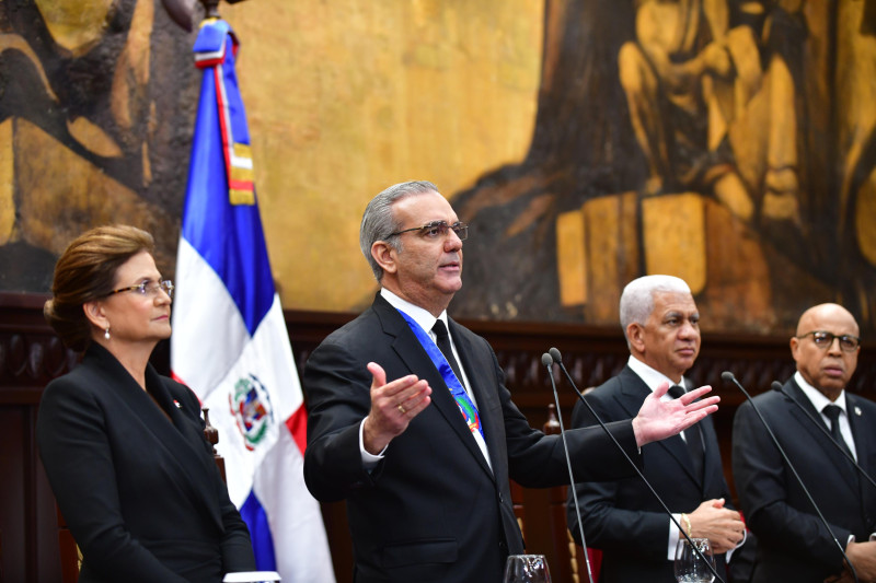 Hombre habla en podio político