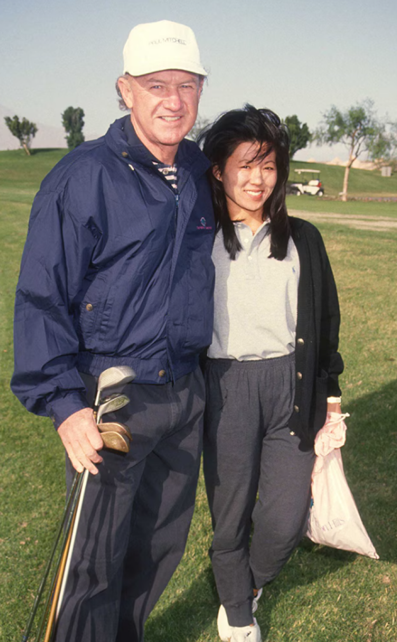 Pareja jugando al golf