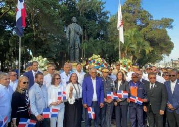 Manifestantes con banderas dominicanas protestando