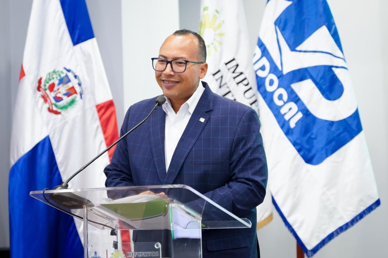 Hombre habla desde un podio