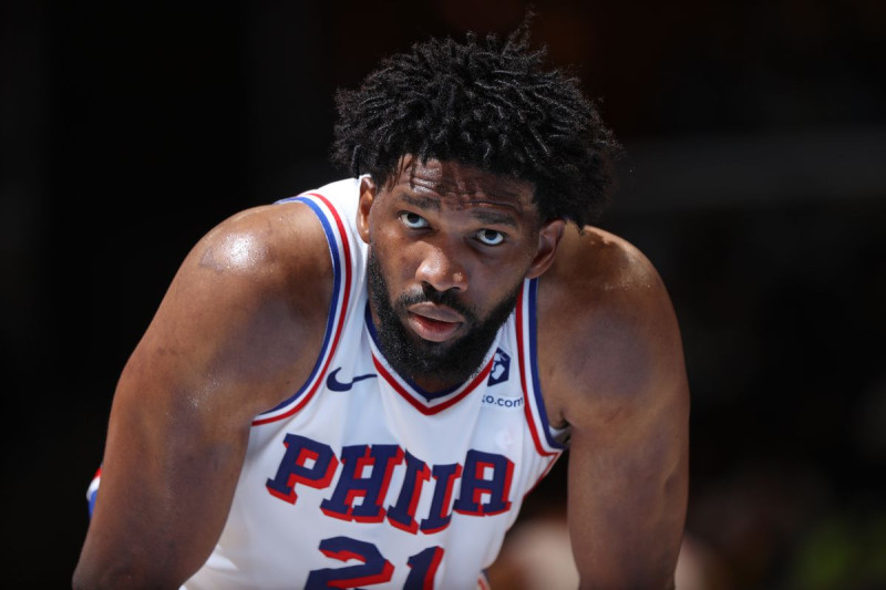 Joel Embiid con jersey de Philadelphia