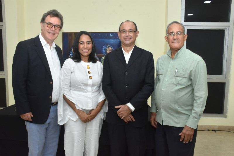 Cuatro personas sonriendo en foto grupal