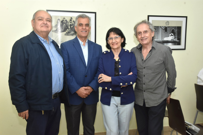 Cuatro personas reunidas en la oficina