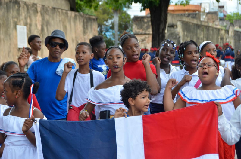 Personas sosteniendo bandera dominicana