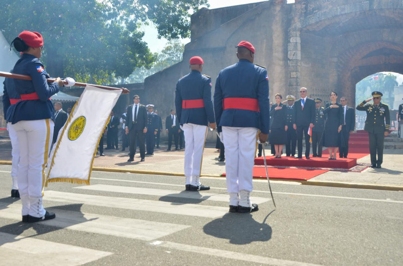 Soldado sostiene bandera dominicana