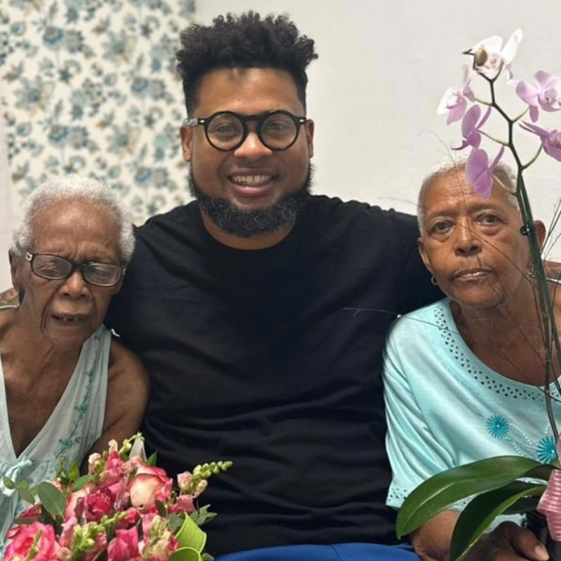 Hombre junto a dos mujeres mayores