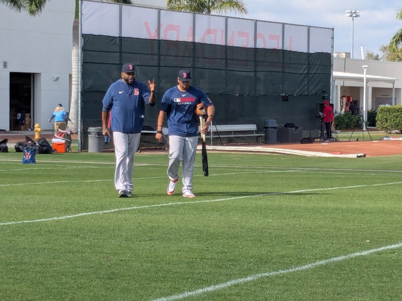 Dos hombres caminando en campo beisbol