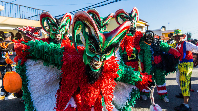 Máscaras y trajes de carnaval dominicano