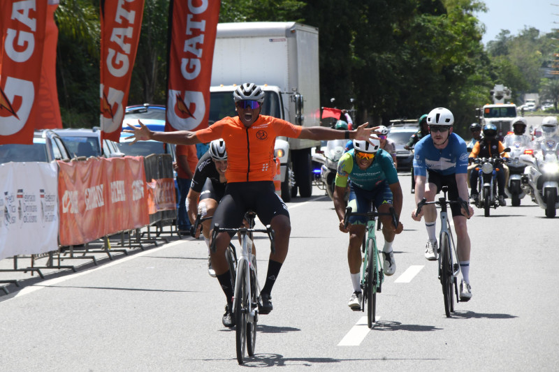 Ciclista celebra victoria con brazos alzados