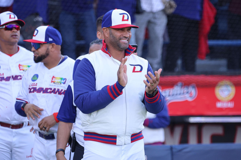 Jugador de béisbol en uniforme blanco