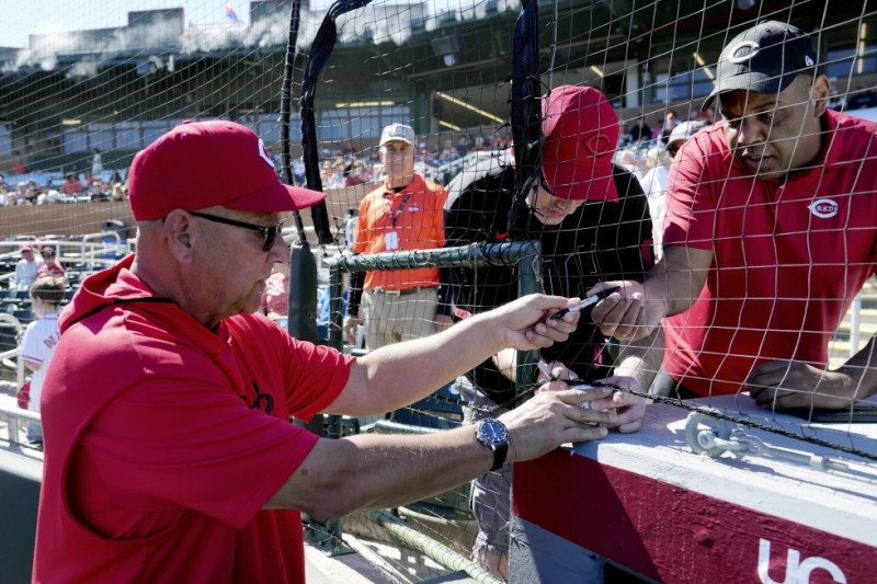 Juan Soto firmando autógrafos