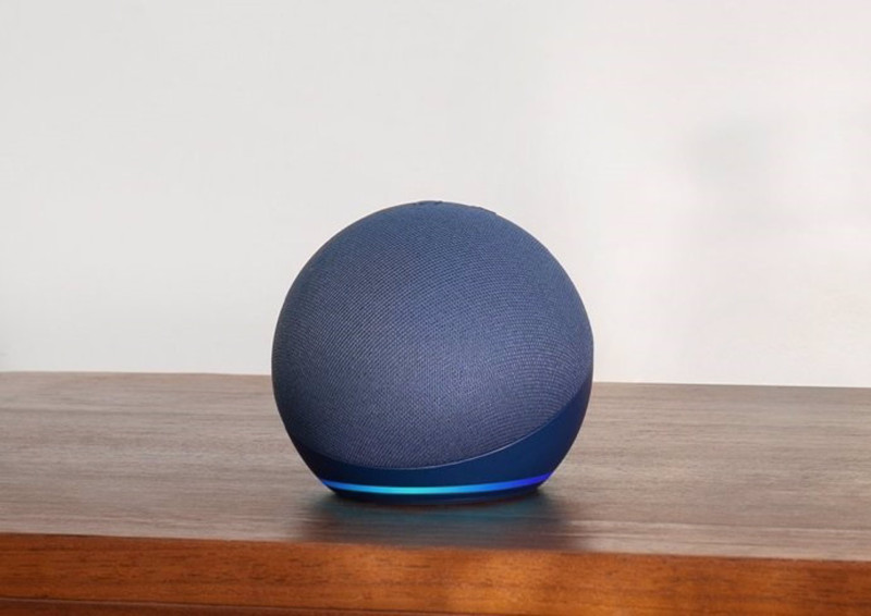 Echo Alexa azul sobre mesa