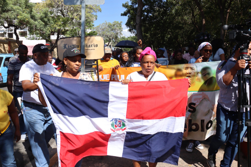 Manifestantes con bandera dominicana