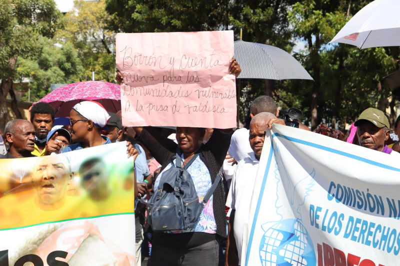 Manifestantes con pancartas en protesta