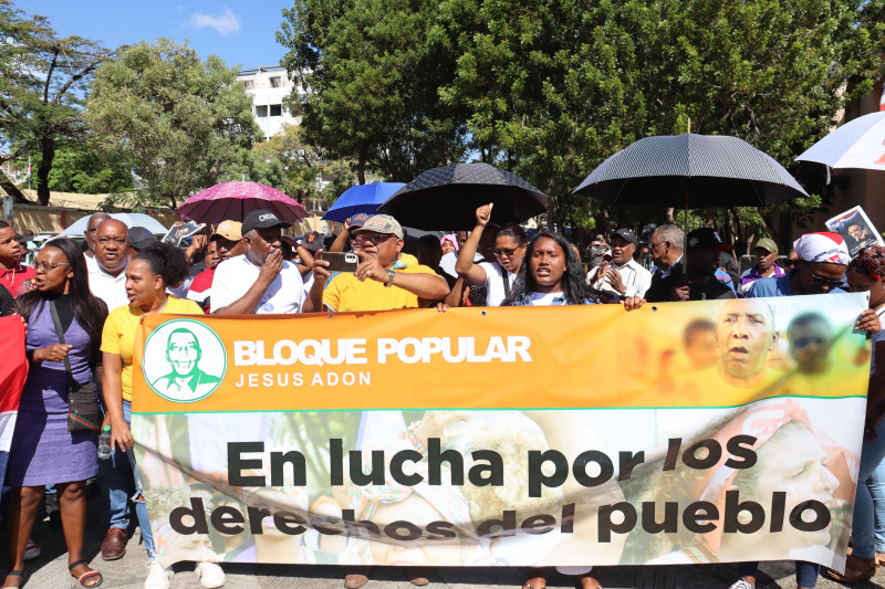 Manifestantes con pancarta en protesta