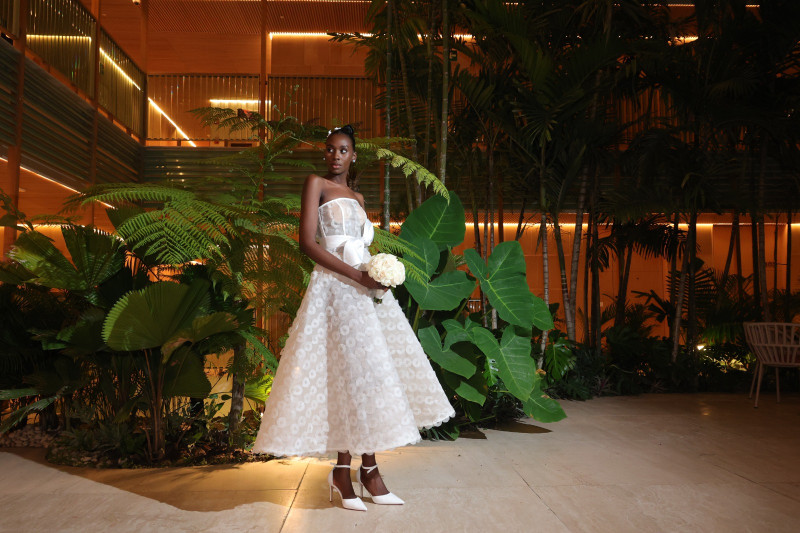 Novia con ramo y vestido blanco