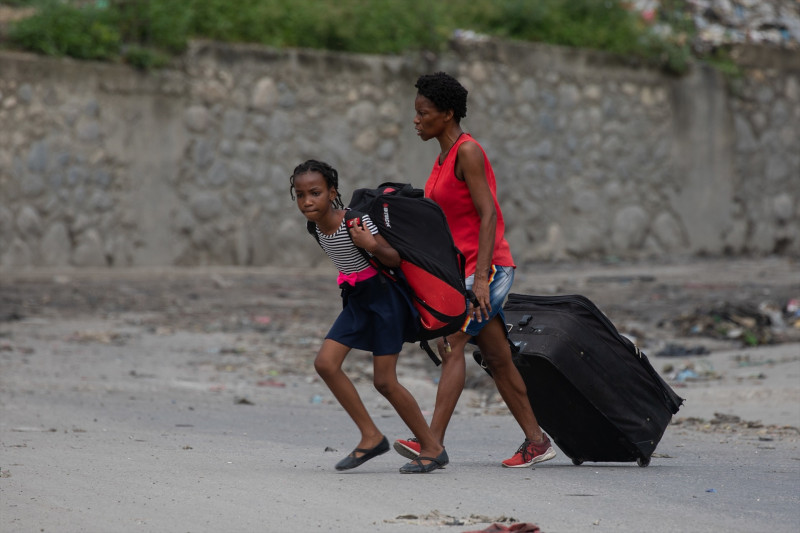 Madre e hija caminando juntas