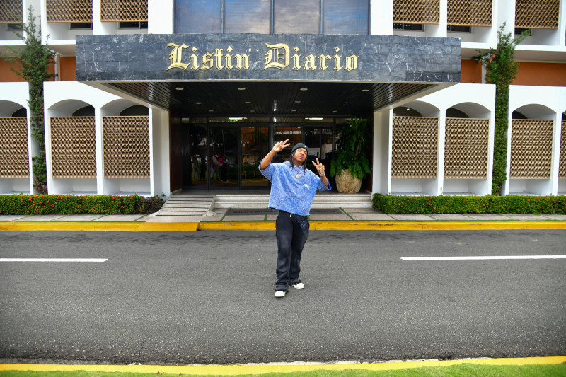 Hombre frente a edificio gubernamental