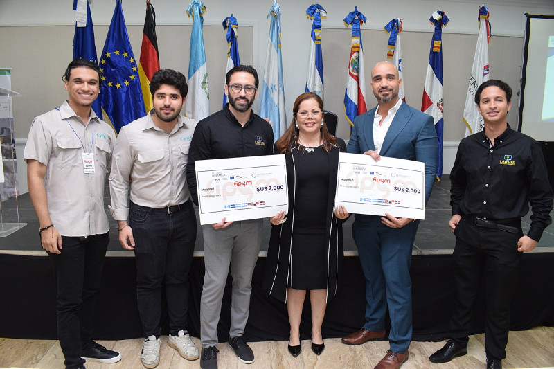 Grupo sostiene cheques ceremoniales grandes