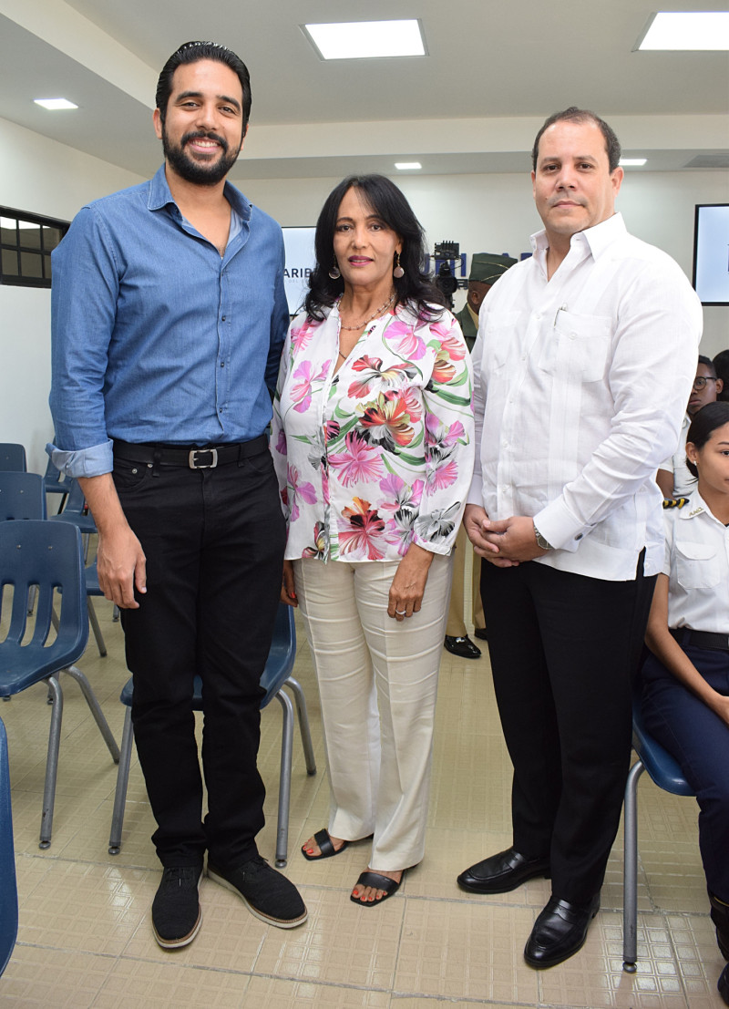 Tres personas reunidas en sala oficina