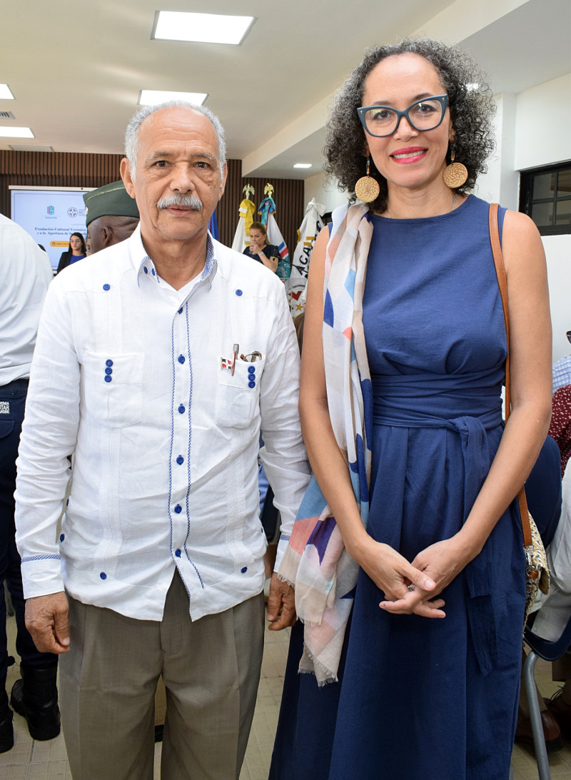 Pareja posa para foto juntos