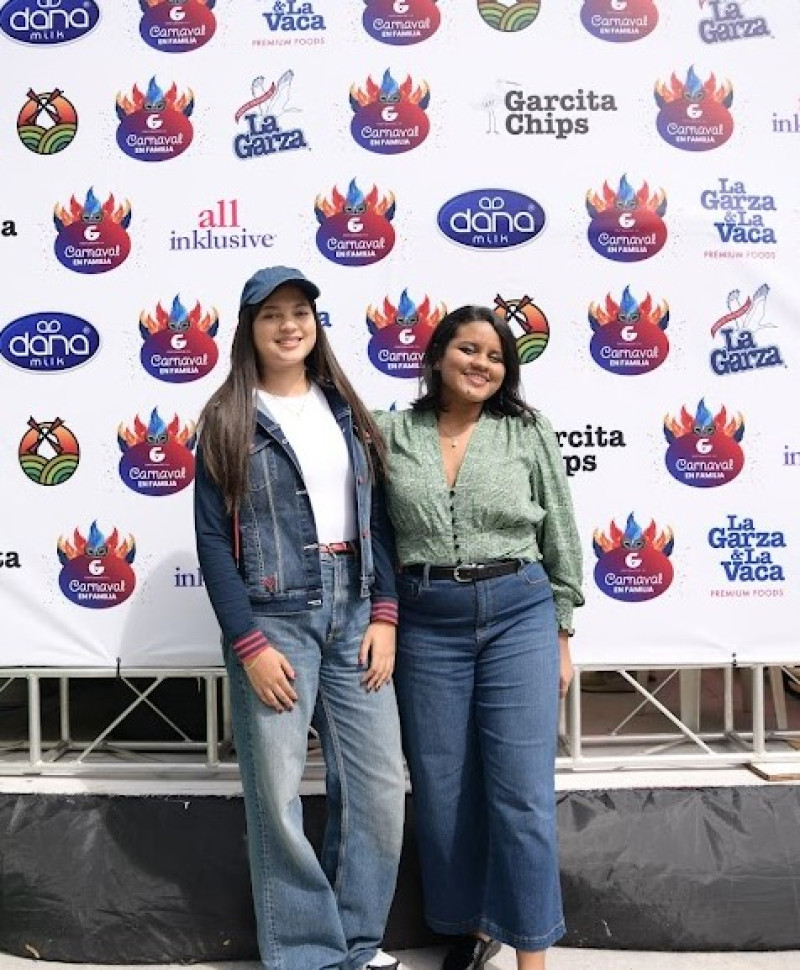 Dos mujeres de pie contra fondo