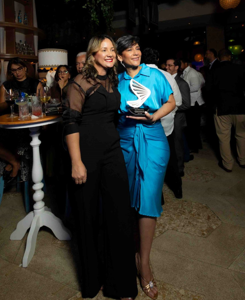 Dos mujeres celebrando premio obtenido