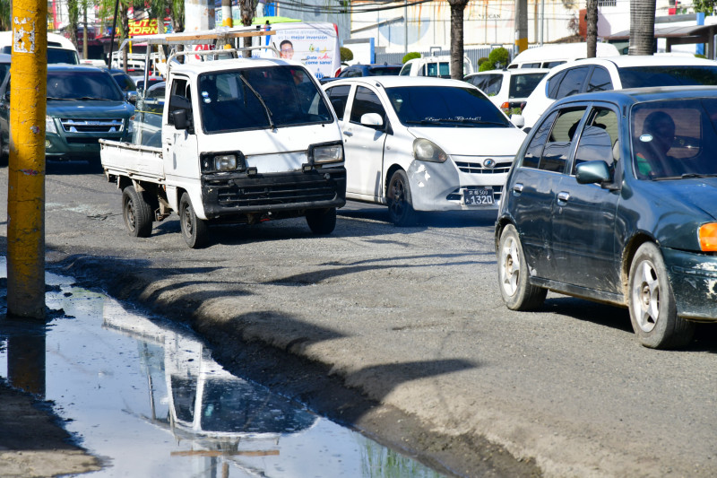 Tráfico vehicular en calle urbana