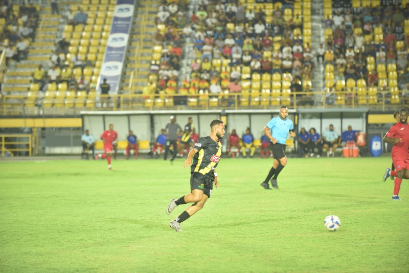 Futbolista con uniforme negro