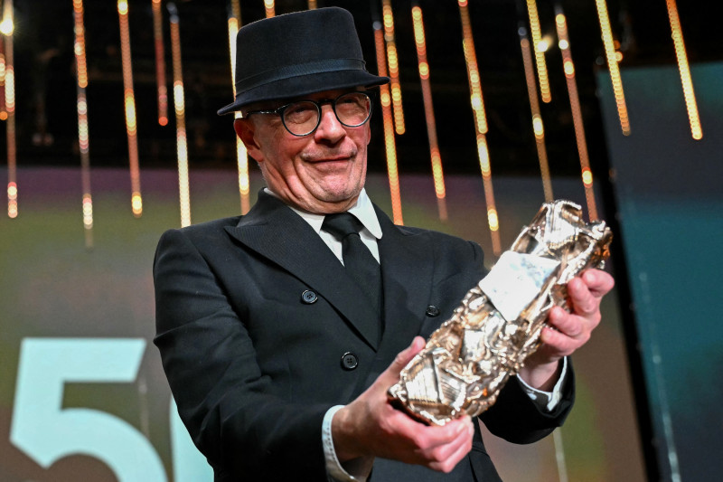 Hombre con premio elegantemente vestido