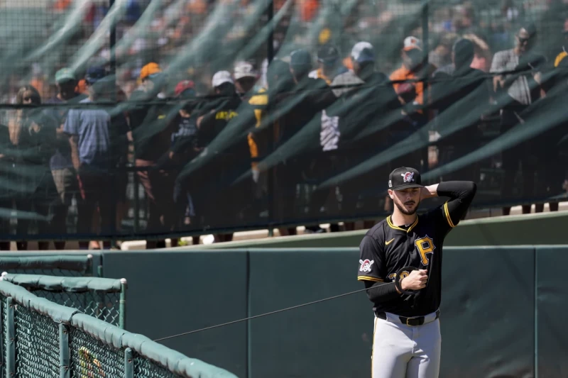 Jugador de béisbol en uniforme negro