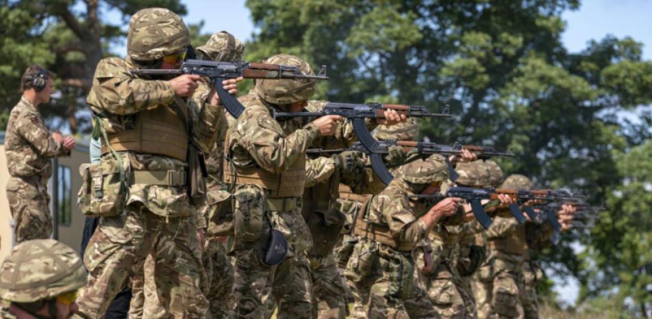 Soldados en formación durante ejercicio militar