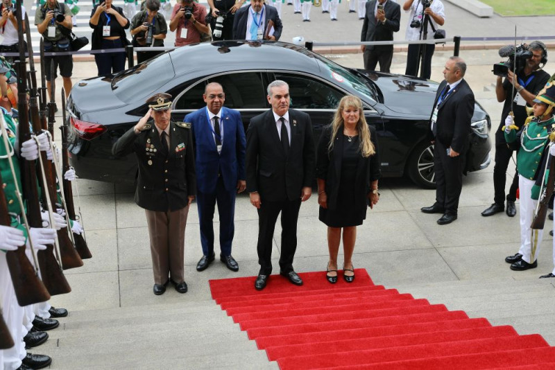 Tres personas en alfombra roja