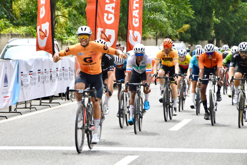 Ciclistas compitiendo en carrera profesional