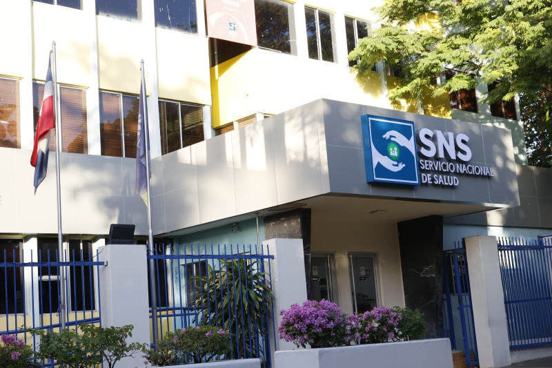 Edificio SNS con bandera dominicana