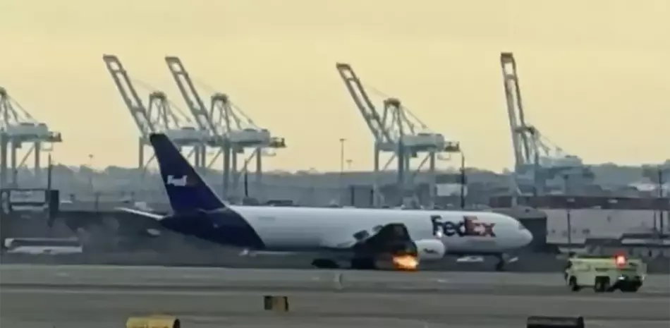 Avión FedEx en llamas