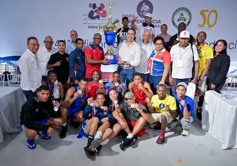 Selección Nacional de Boxeo con la copa