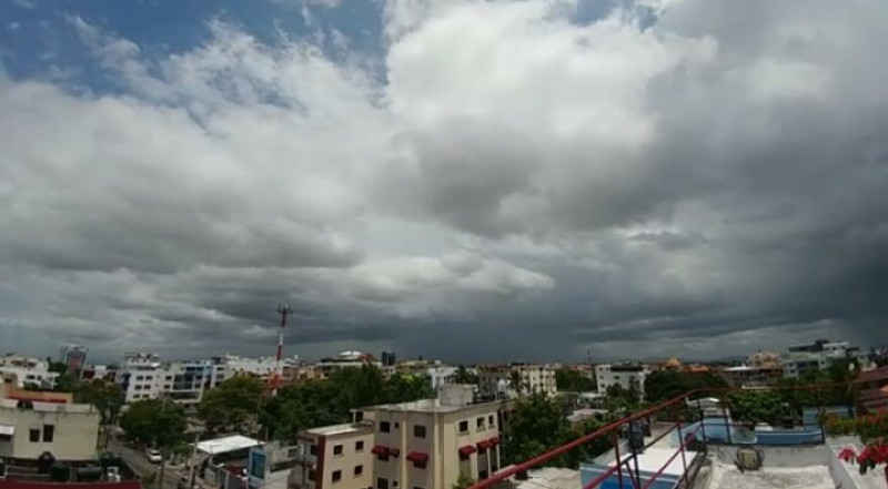 Nubes oscuras sobre edificios urbanos